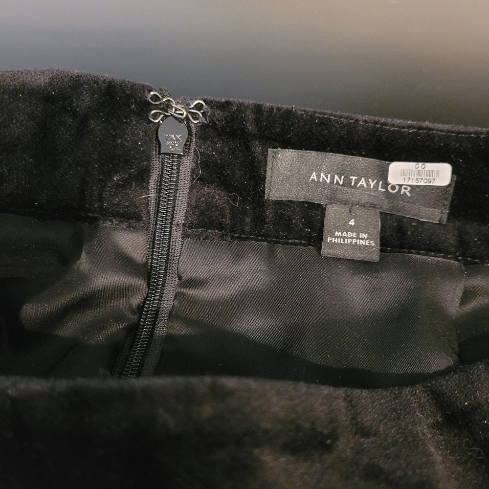 Ann Taylor Fully Lined Black Velvety Mini Skirt Size 4 - Picture 3 of 7
